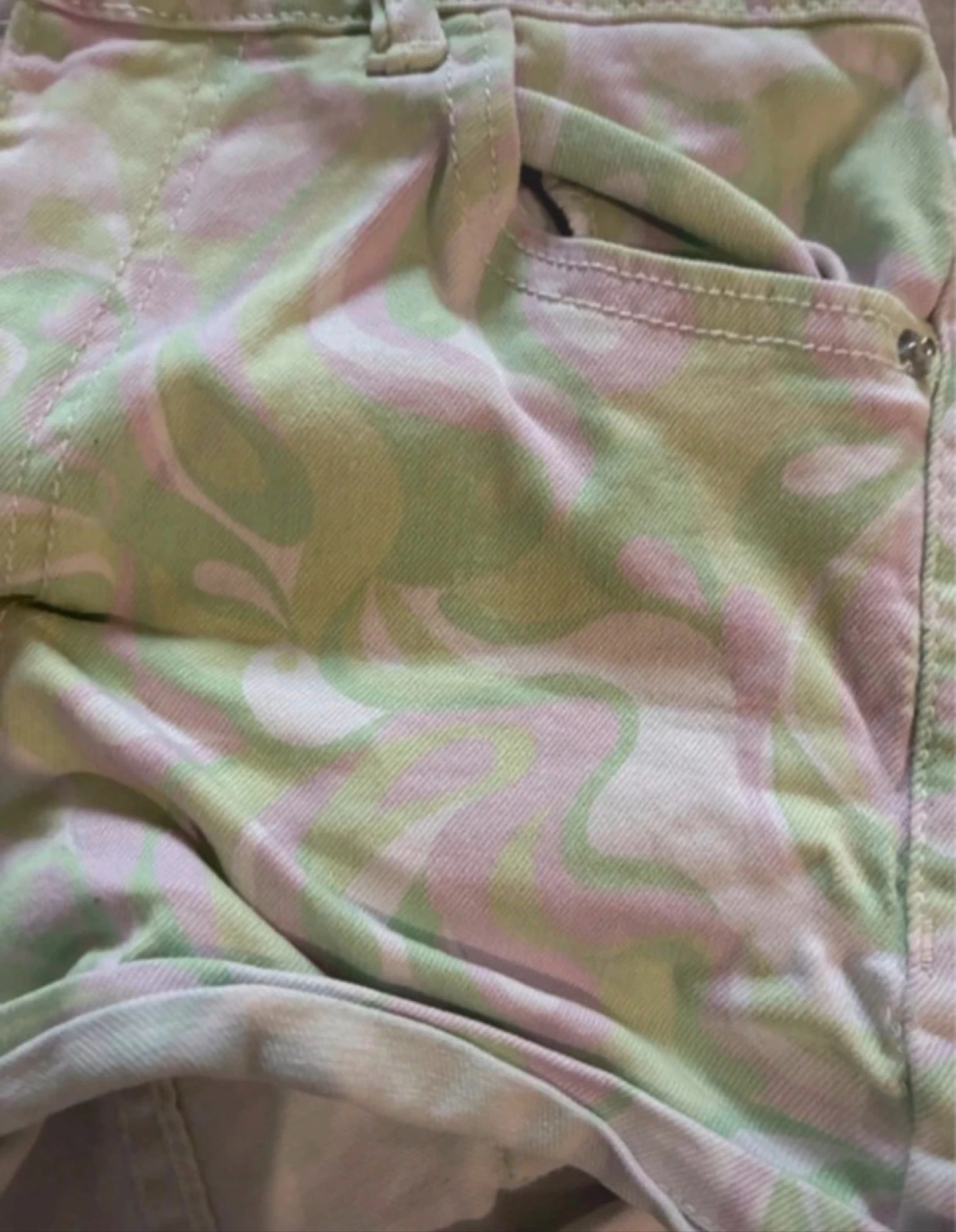 Short jeans pastel com estampa camuflada - Tamanho PP – photo 4
